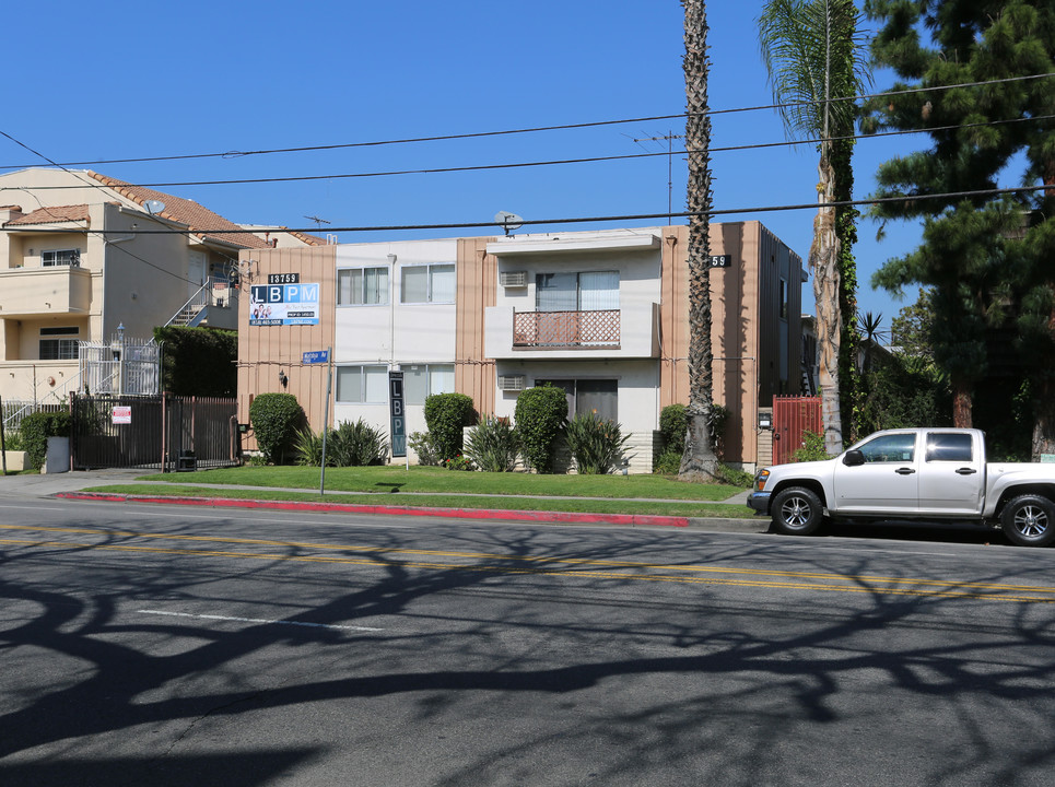 13759 Oxnard Street Apartments in Van Nuys, CA - Foto de edificio