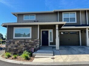 2755 SW Greens Blvd in Redmond, OR - Building Photo - Building Photo