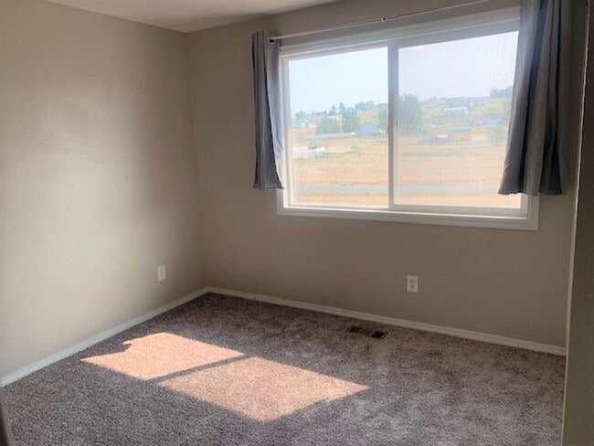 521 Lawndale Pl in Spring Creek, NV - Building Photo - Building Photo