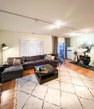 912 W Chicago Ave, Unit 201 in Chicago, IL - Building Photo - Building Photo