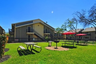 AUBRY HILLS APARTMENTS in Austin, TX - Foto de edificio - Building Photo