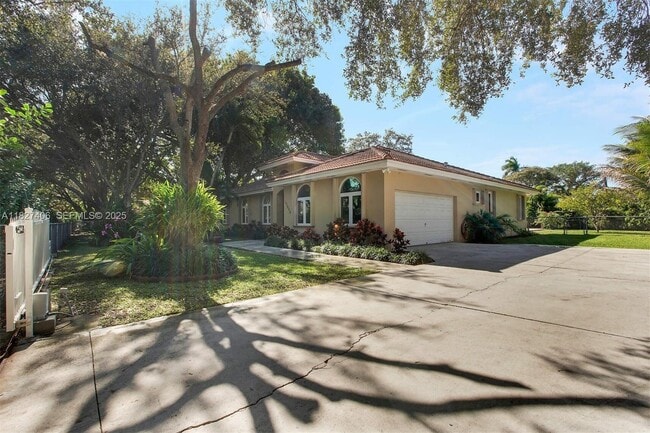 13550 SW 82nd Ave in Miami, FL - Building Photo - Building Photo