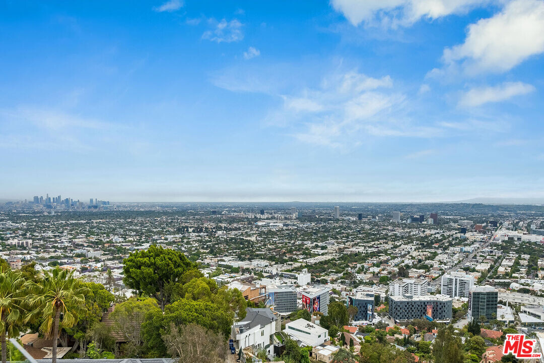 8690 Franklin Ave in Los Angeles, CA - Building Photo