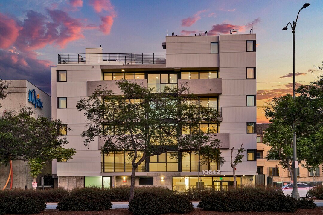 Clad LA in Los Angeles, CA - Foto de edificio