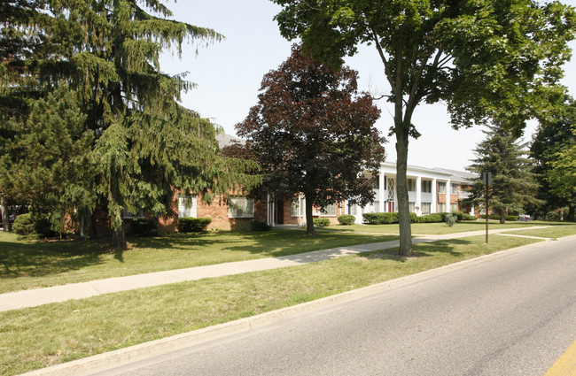 Park Crest Apartments in Jackson, MI - Building Photo - Building Photo