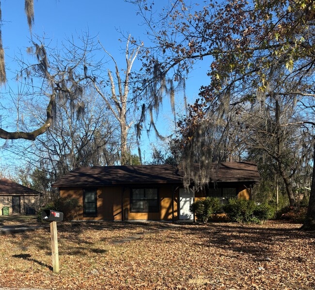 property at 3206 Montwood Dr