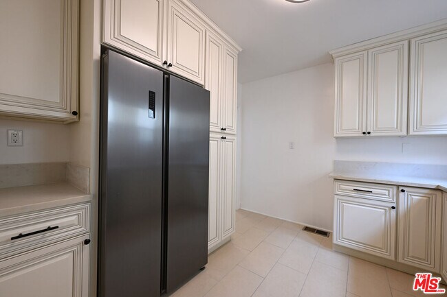 1068 S Wooster St in Los Angeles, CA - Building Photo - Building Photo