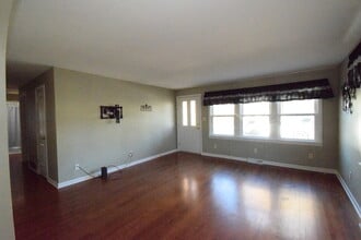 477 W Spring St in South Elgin, IL - Building Photo - Building Photo