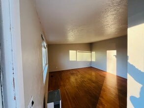 5760 S 2700 W, Unit 5760 in Roy, UT - Foto de edificio - Building Photo