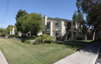 Edgewater Condominiums in Bakersfield, CA - Building Photo - Building Photo