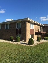 4651 GOVERNORS DR in Rockford, IL - Building Photo - Interior Photo