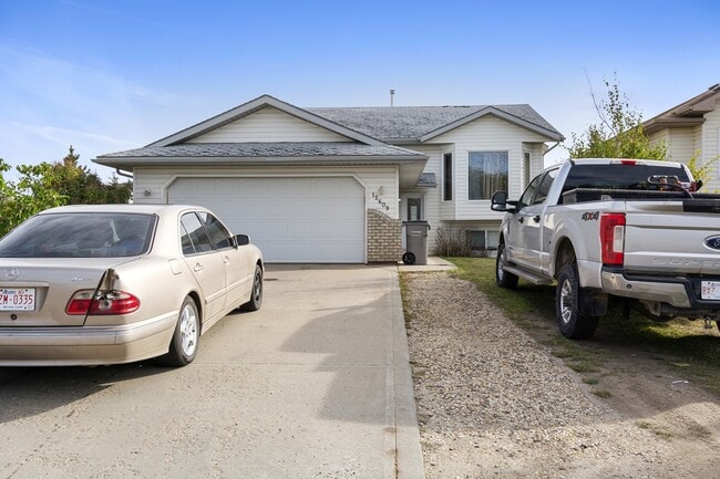 12609 Crystal Lake Dr in Grande Prairie, AB - Building Photo - Building Photo