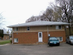 4557 Madison St NE in Columbia Heights, MN - Foto de edificio - Building Photo