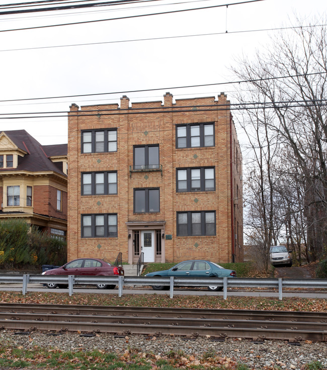 2716 Broadway Ave in Pittsburgh, PA - Building Photo - Building Photo