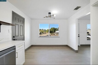 198 Brown St in Vacaville, CA - Building Photo - Building Photo