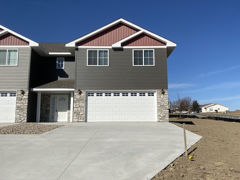 668 4th Cir Dr SW in Lonsdale, MN - Building Photo