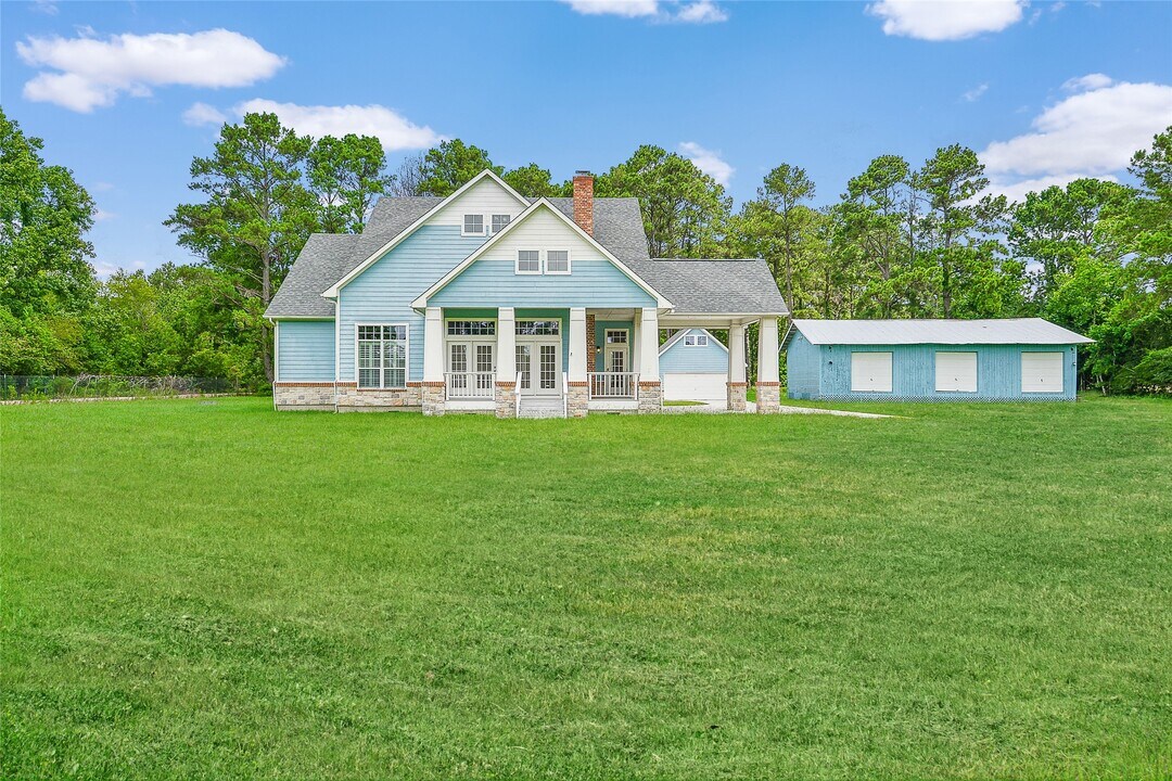 3960 Farm to Market 1960 Rd E in Dayton, TX - Building Photo