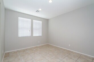 132 Rolling Cove Ave in Henderson, NV - Foto de edificio - Building Photo