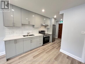 25-25 Glenside Ave in Toronto, ON - Building Photo - Building Photo