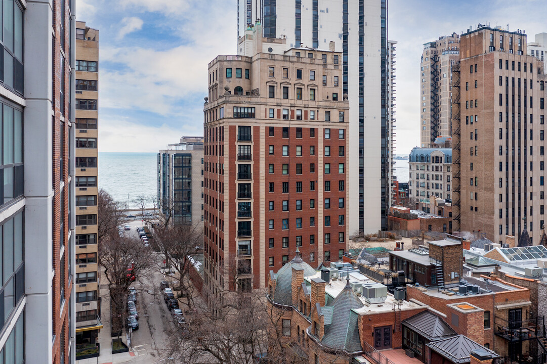 Astor-Banks Condominium in Chicago, IL - Building Photo