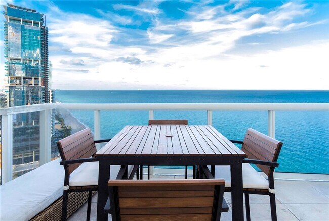 18201 Collins Ave, Unit 4208 in Sunny Isles Beach, FL - Foto de edificio - Building Photo
