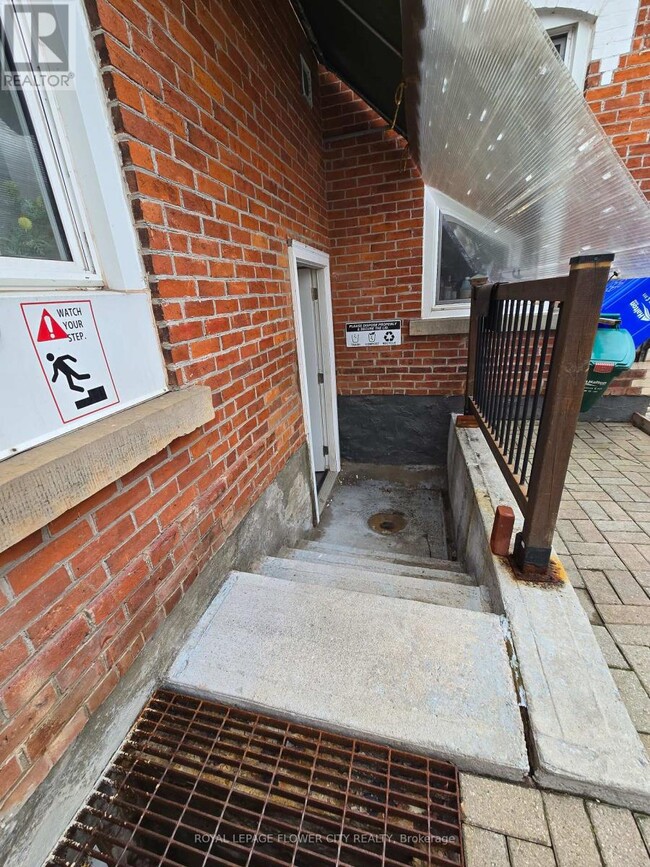 75 Main St N in Halton Hills, ON - Building Photo - Building Photo