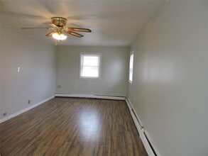18 Leach St in Lynbrook, NY - Foto de edificio - Building Photo