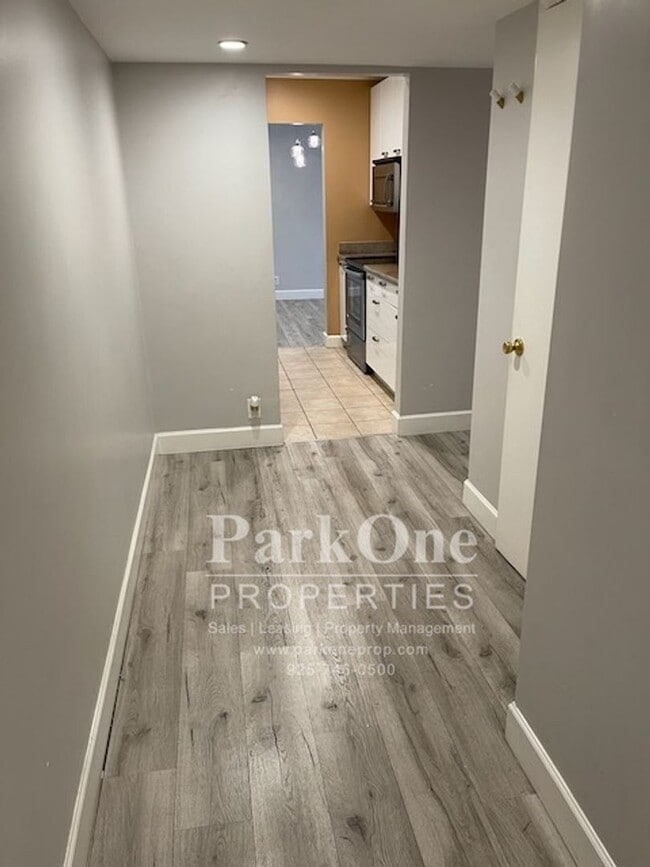 370 N Civic Dr in Walnut Creek, CA - Building Photo - Building Photo