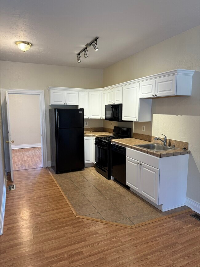 121 Stratford Ave, Unit 2 in Pittsburgh, PA - Building Photo - Building Photo