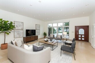 827 N Southlake Dr in Hollywood, FL - Building Photo - Building Photo