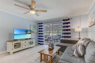 5242 Opal Ln in New Port Richey, FL - Building Photo