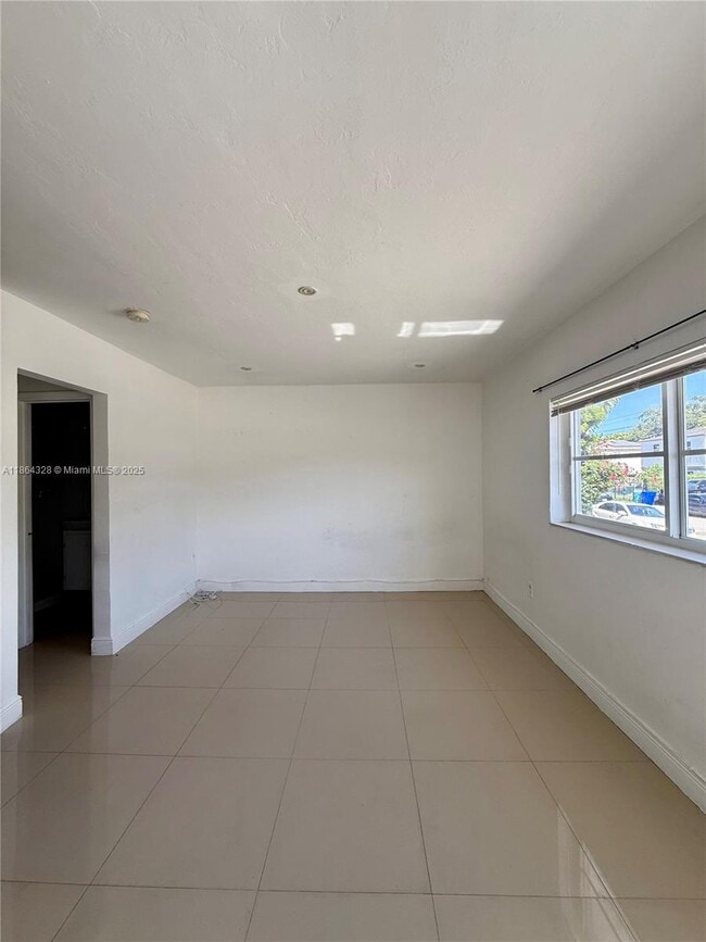 560 NE 67th St in Miami, FL - Building Photo - Building Photo