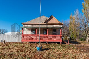 215 N King St in Mount Hope, KS - Building Photo