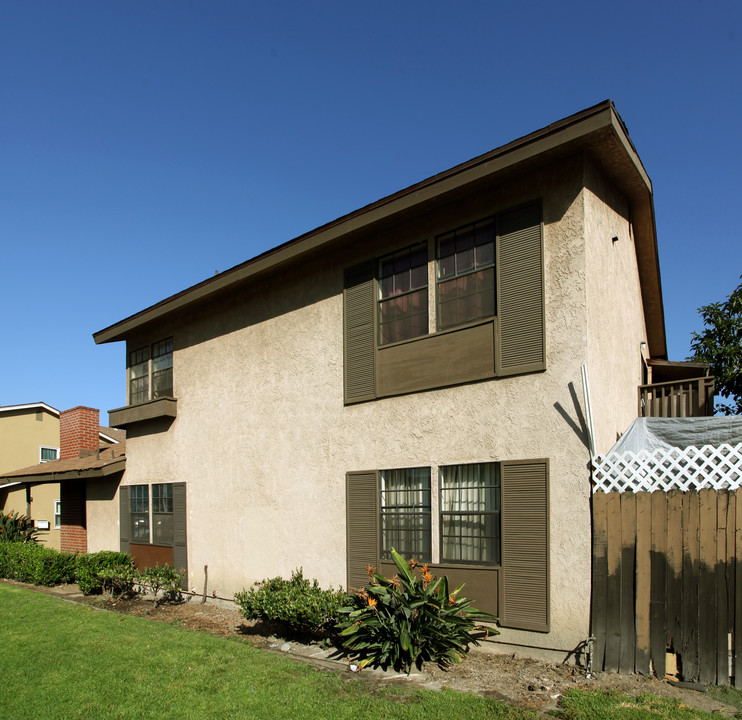 1613 W Ball Rd in Anaheim, CA - Building Photo