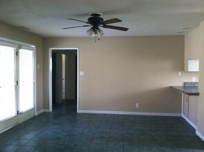 145 N Carl Dr in Visalia, CA - Building Photo - Building Photo