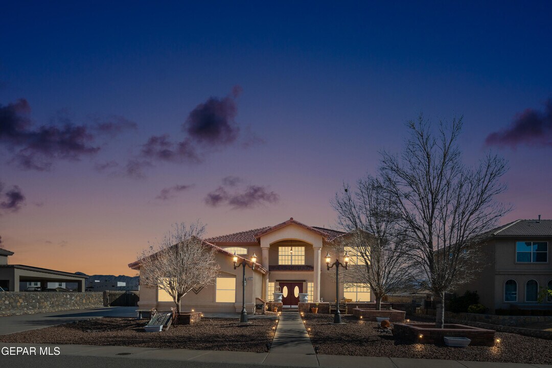 6032 Valle Espanola Ln in El Paso, TX - Building Photo