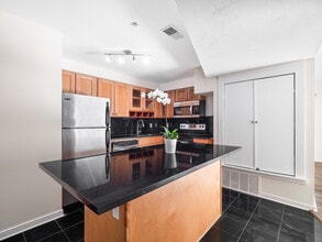 2222 Detroit Ave, Unit 306 in Cleveland, OH - Building Photo - Building Photo