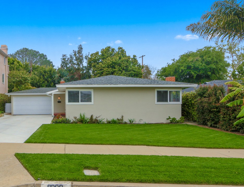 8209 Tuscany Ave in Los Angeles, CA - Building Photo