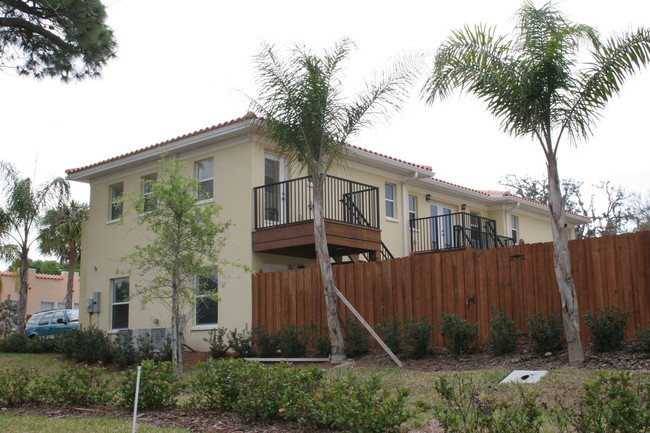 2097 Edgewater Dr in Clearwater, FL - Building Photo - Building Photo