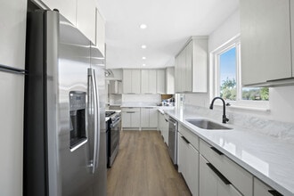 8437 Everest St in Downey, CA - Foto de edificio - Building Photo