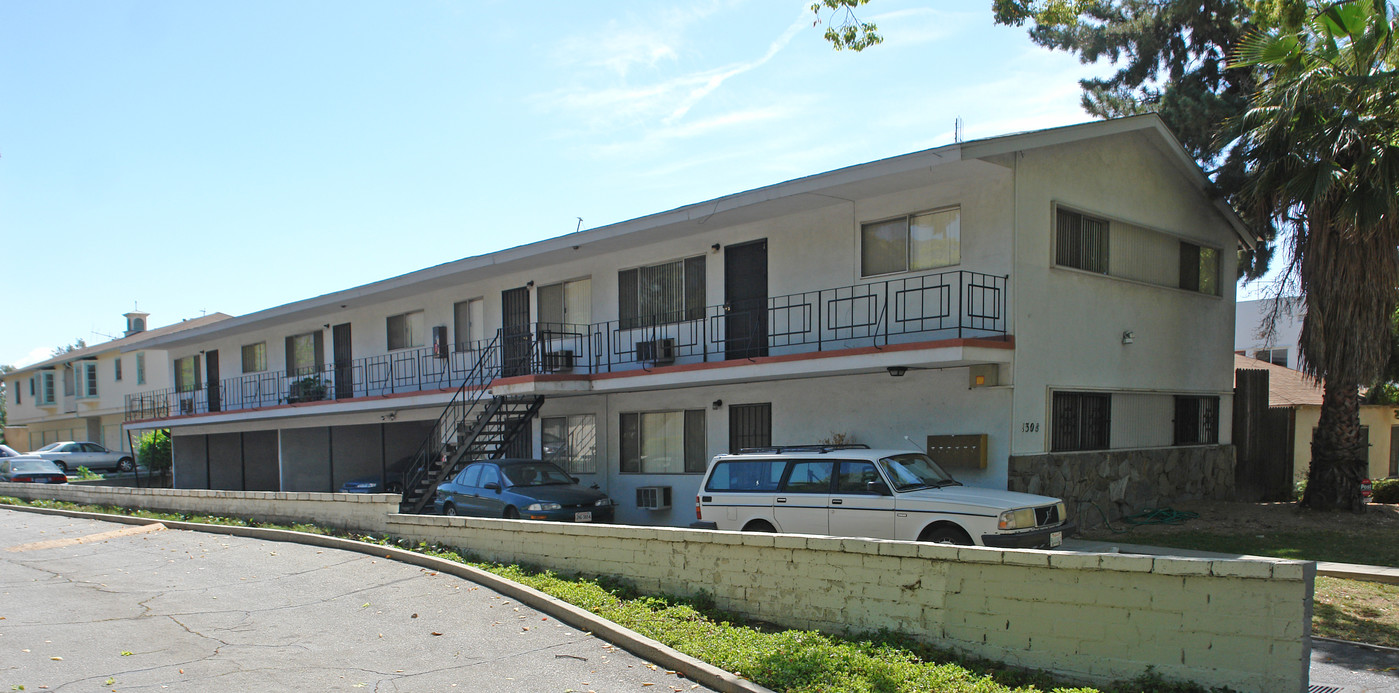 1308 N Los Robles Ave in Pasadena, CA - Foto de edificio