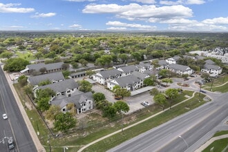 SoCo Apartments in Austin, TX - Foto de edificio - Building Photo