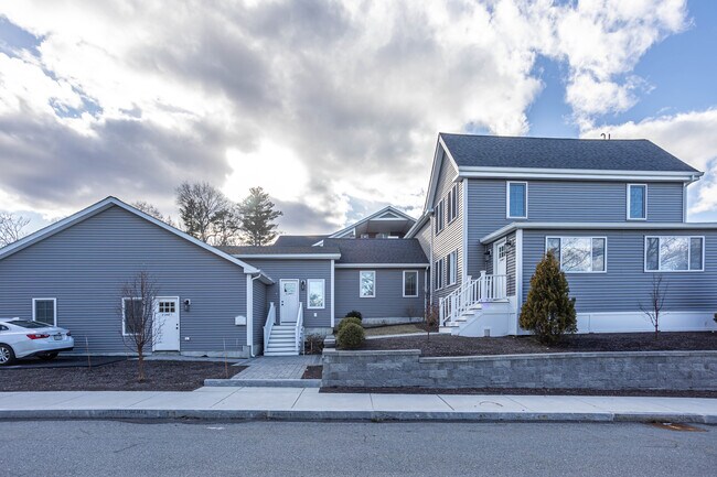 Cedar Place in Wellesley, MA - Foto de edificio - Building Photo