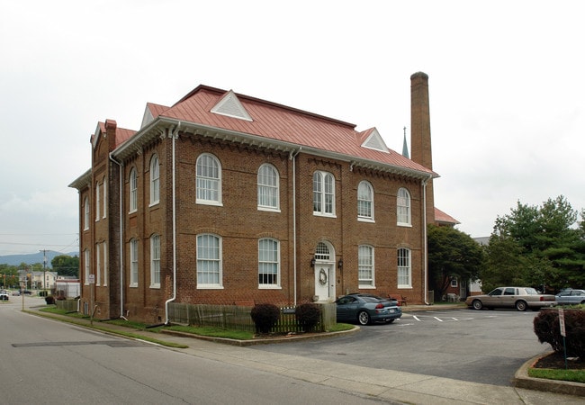 Academy Court in Salem, VA - Building Photo - Building Photo