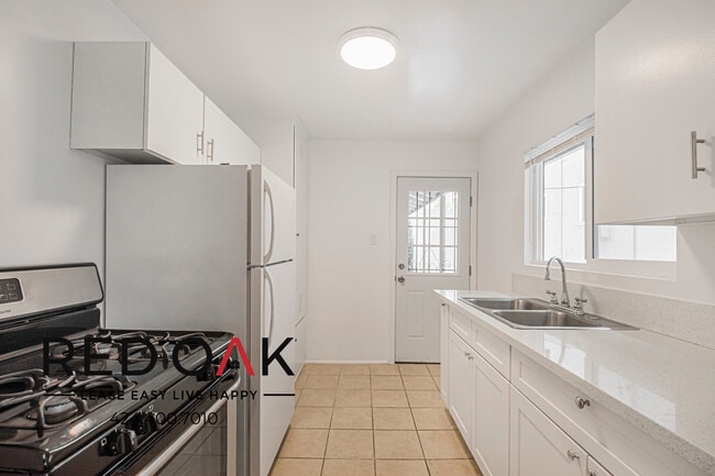 238 Fair Oaks Ave, Unit I in South Pasadena, CA - Building Photo - Building Photo