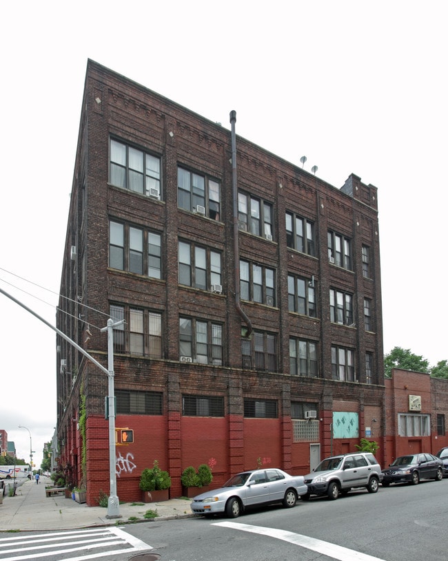 83 Meserole St in Brooklyn, NY - Building Photo - Building Photo