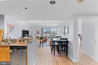 777 7th St NW in Washington, DC - Building Photo - Building Photo