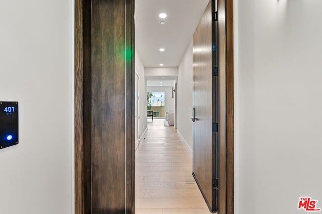 505 S Barrington Ave in Los Angeles, CA - Building Photo - Building Photo