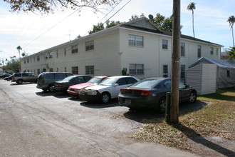 Amber Oaks Apartments in Tampa, FL - Building Photo - Building Photo