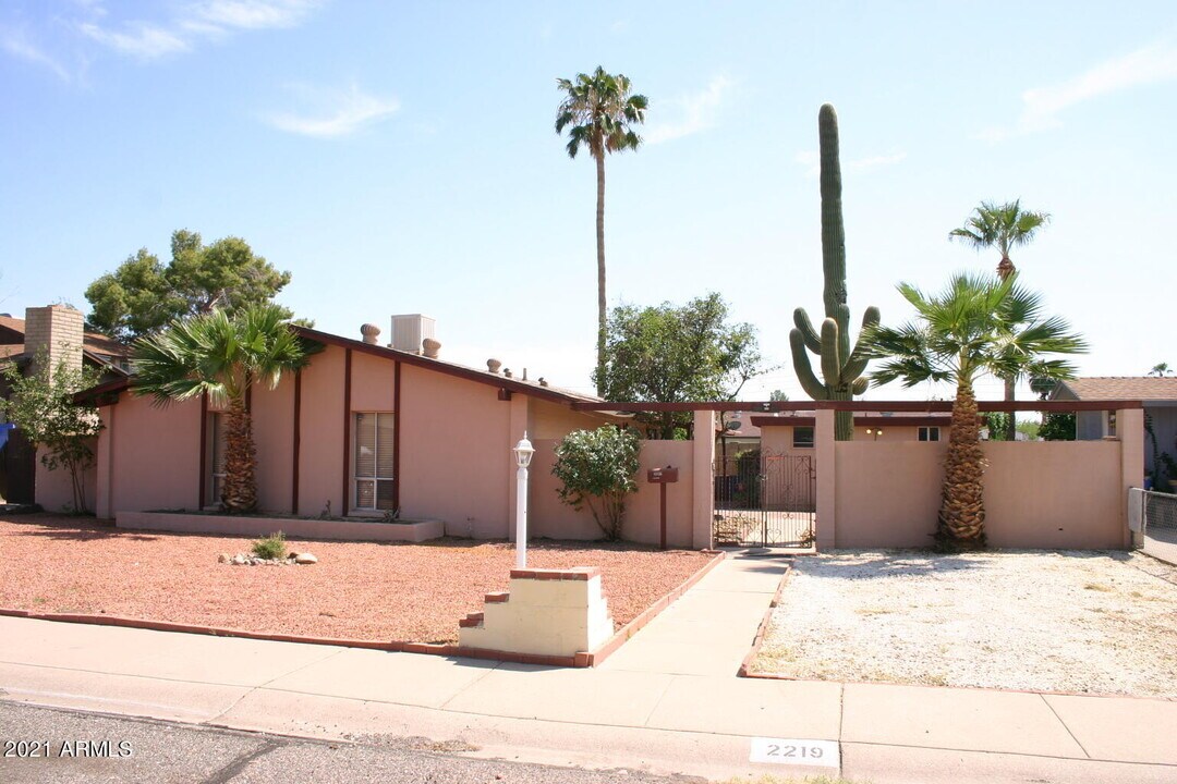 2219 W Wethersfield Rd in Phoenix, AZ - Building Photo